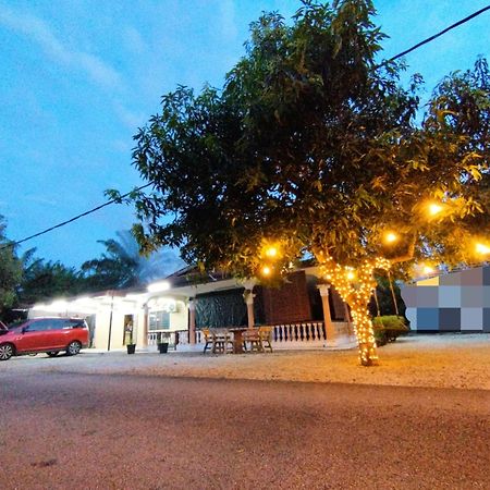 Basrie Villa "Mslim Only" - Mini Cinema , Private Pool , Wi-Fi , Netflix Muar Eksteriør billede